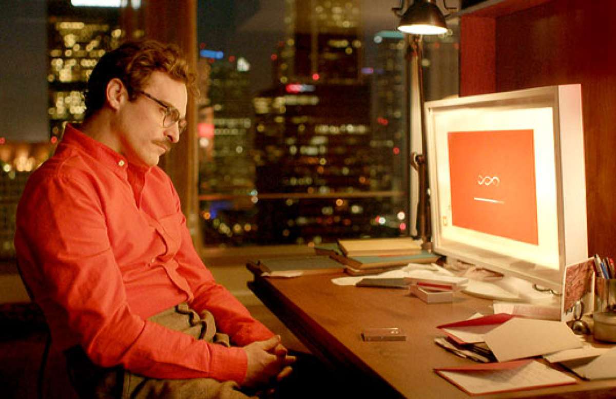 Theodore Twombly (Joaqu&iacute;n Phoenix) justo antes de conocer a Samantha (Scarlett Johansson), un programa de computadora inteligente. Foto: Internet