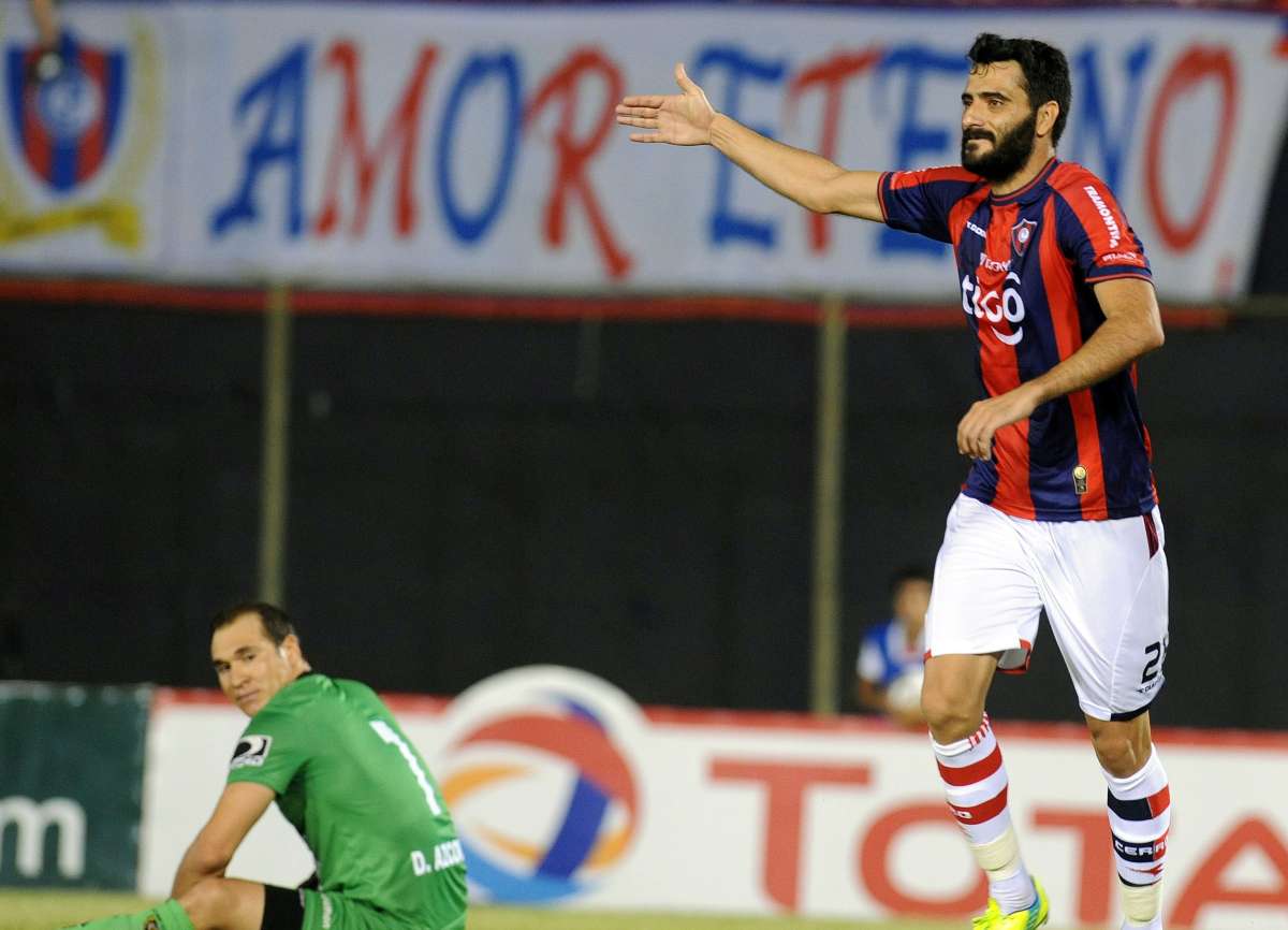 Daniel G&uuml;iza celebra la tercera anotaci&oacute;n de Cerro Porte&ntilde;o ante Independiente del Valle. Foto: AFP