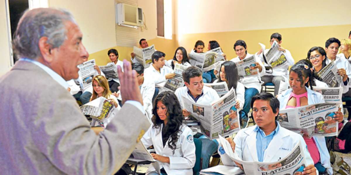 Los estudiantes de primer semestre de Medicina analizan las publicaciones de los s&aacute;bados y domingos. Foto: Miguel Castro/ El Tel&eacute;grafo