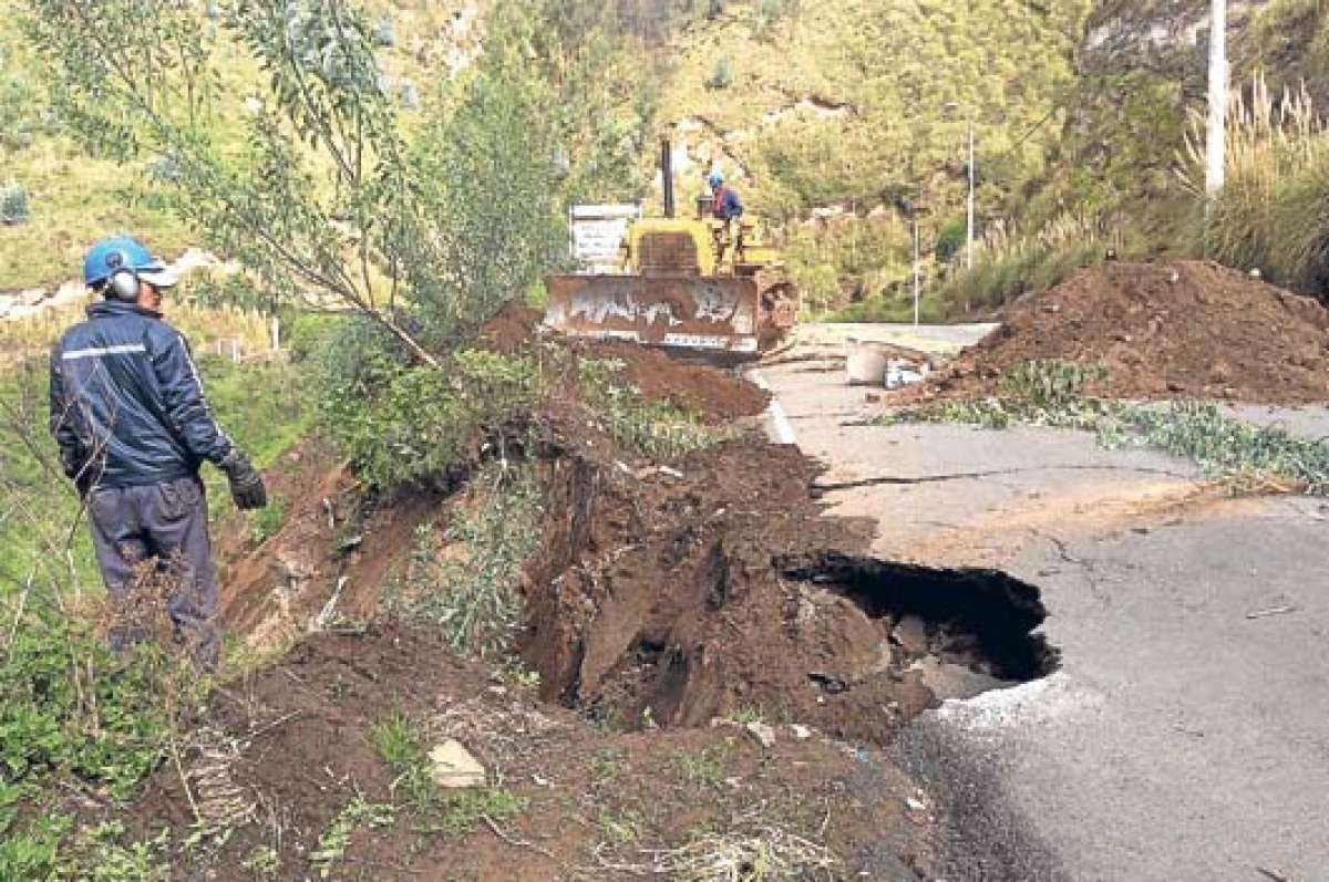 A 1 kil&oacute;metro de la parroquia San Bartolom&eacute; de Pinllo, el asfalto de la carretera cedi&oacute; por efecto del agua. Foto: Jos&eacute; Miguel Castillo/ El Tel&eacute;grafo