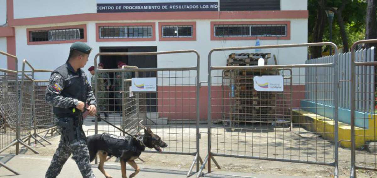 Miembros del Grupo de Intervenci&oacute;n y Rescate de la Polic&iacute;a reforzaron la seguridad del lugar, tras las protestas de un supuesto fraude electoral.