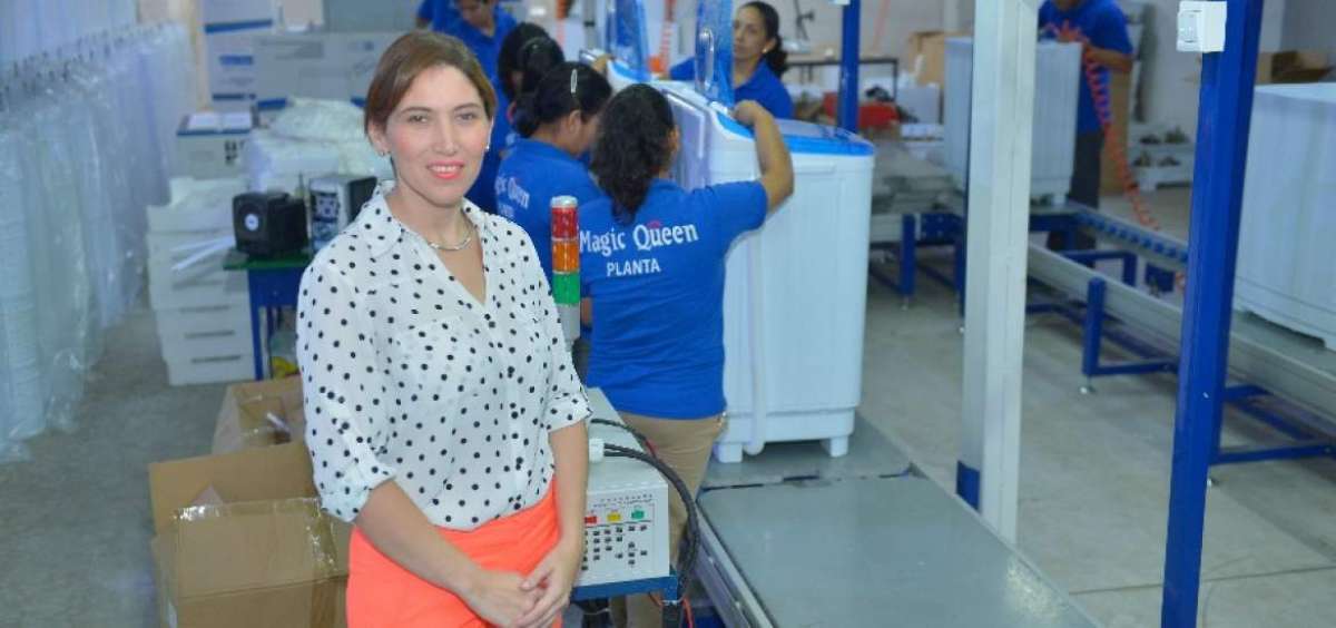 Tatiana y su padre Chafflick Chedraui aseguran que la lavadora semiautom&aacute;tica es un aporte al cambio de la matriz productiva en Ecuador.