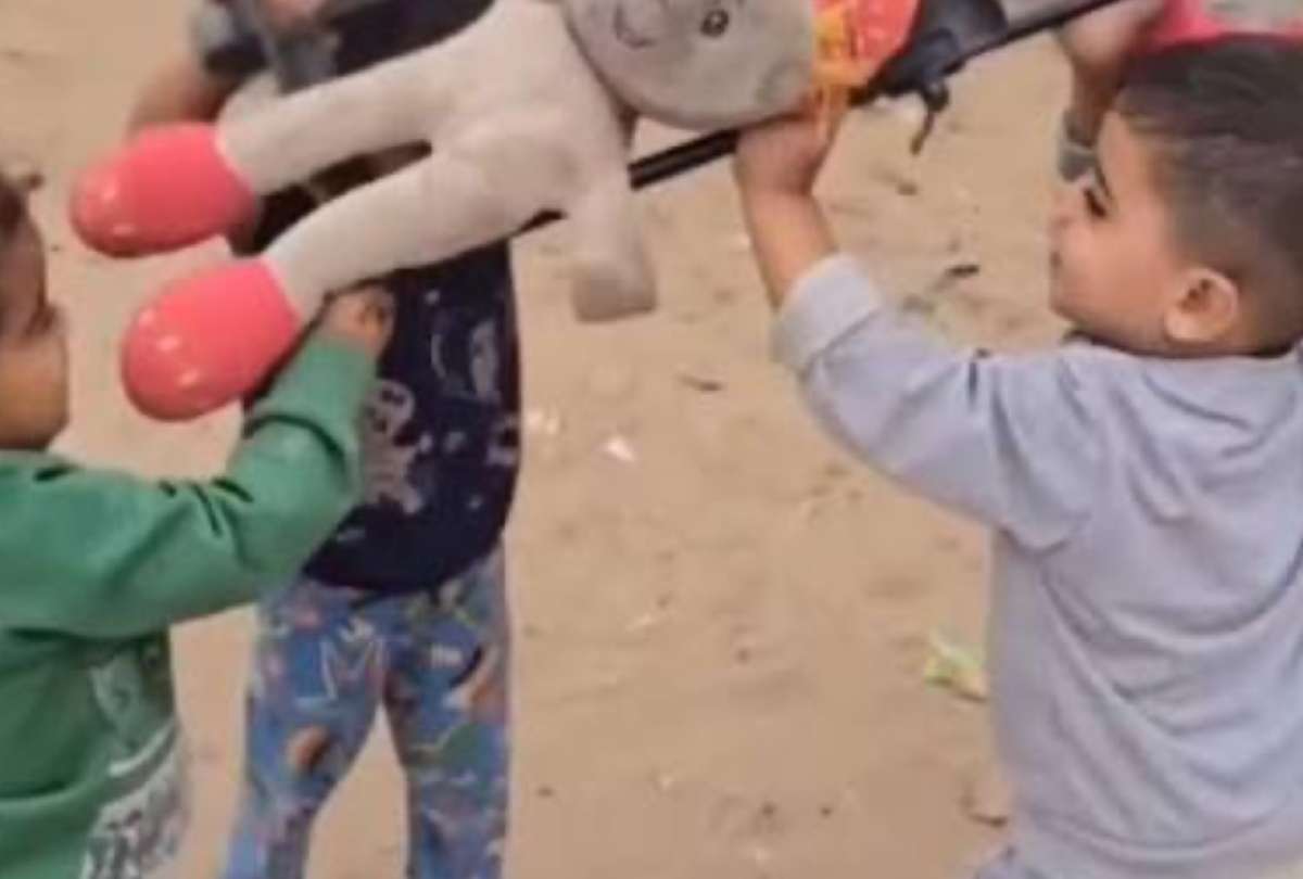 La escena de varios ni&ntilde;os recreando un funeral en Gaza se viraliz&oacute;. 