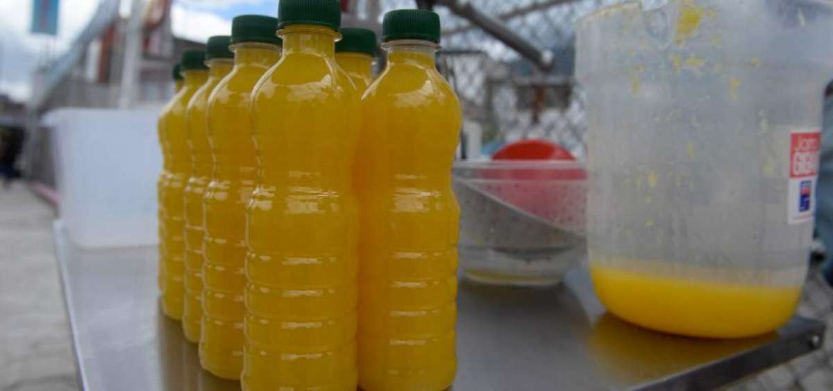 Los vendedores de jugo de naranja niegan que terceros les hayan facilitado sus utensilios al tiempo que defienden sus pr&aacute;cticas de manejo de alimentos.