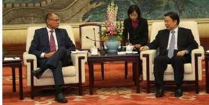 El vicepresidente Jorge Glas (i) durante su reuni&oacute;n con su hom&oacute;logo chino, Li Yuanchao. Foto: Cortes&iacute;a de la Vicepresidencia de la Rep&uacute;blica 