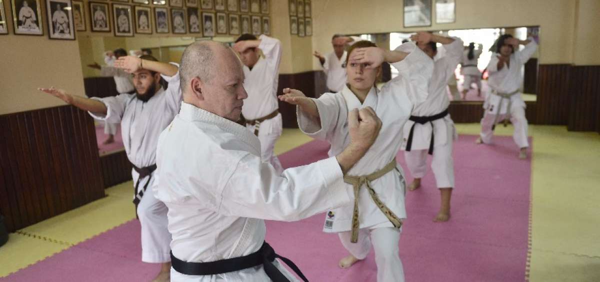 El maestro Rugel, en primer plano, da instrucciones. En frente, su hija Layla sigue sus movimientos.