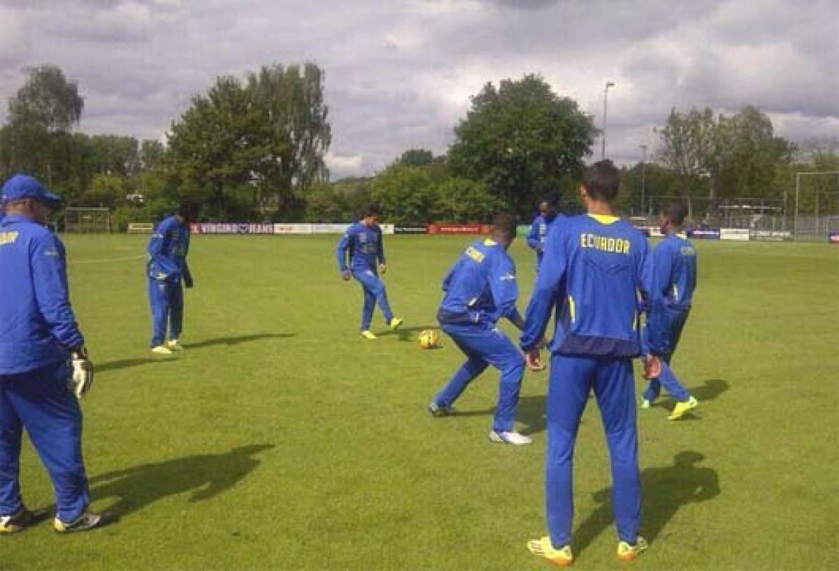 Ecuador modifica formaci&oacute;n buscando el once que enfrente a Holanda  