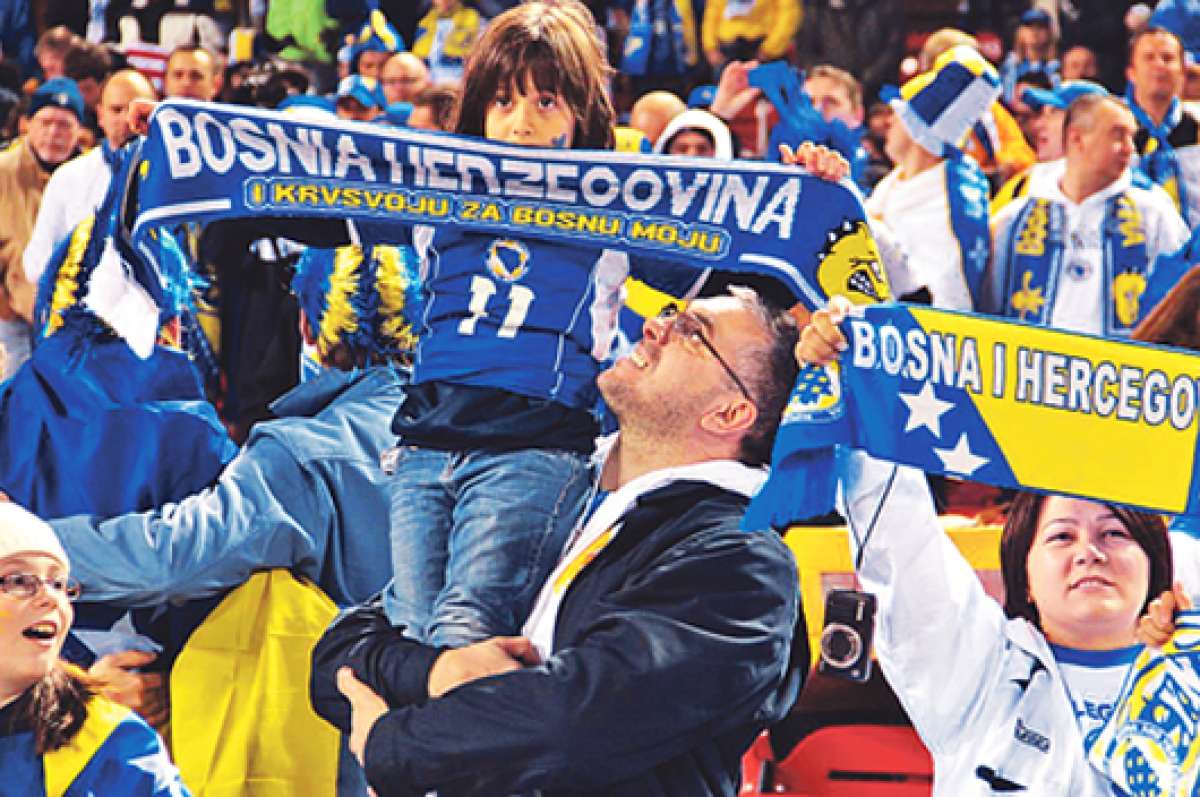 Los hinchas bosnios apoyan fervientemente a su selecci&oacute;n, pero cada etnia lo hace a su manera y lejos de las dem&aacute;s.