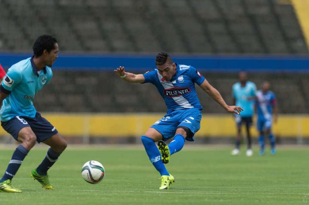 &Aacute;ngel Mena, volante de Emelec, remata ante la cobertura de Deison M&eacute;ndez, ayer, durante el cotejo en el que su equipo derrot&oacute; a Universidad Cat&oacute;lica. Foto: John Guevara / El Tel&eacute;grafo