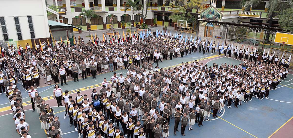 Vista panor&aacute;mica del patio principal del colegio con todo el alumnado presente en el momento previo a iniciar la jornada educativa.