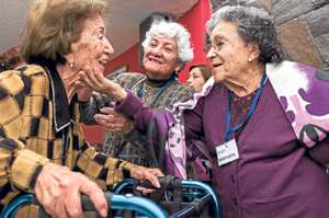 La vejez no es sin&oacute;nimo de enfermedad, por el contrario, es una de las etapas de la vida donde est&aacute; presente el tiempo para disfrutar y compartir entre amigos. Foto: Archivo