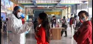 Nueva Delhi, India.- Un grupo de trabajadores de la salud recolecta muestras de hisopo para pruebas RT-PCR para la detecci&oacute;n del coronavirus, en una estaci&oacute;n de tren, el 24 de noviembre de 2020.