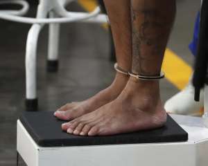 Fotograf&iacute;a de archivo de una persona privada de libertad en el Centro de Confinamiento del Terrorismo (Cecot), la c&aacute;rcel de m&aacute;xima seguridad para pandilleros en El Salvador.