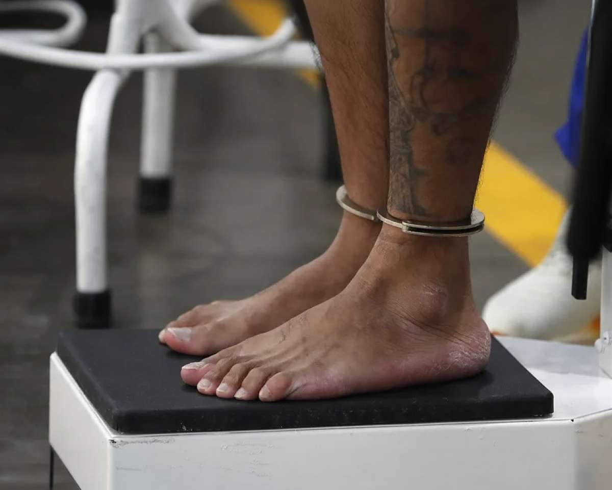 Fotograf&iacute;a de archivo de una persona privada de libertad en el Centro de Confinamiento del Terrorismo (Cecot), la c&aacute;rcel de m&aacute;xima seguridad para pandilleros en El Salvador.