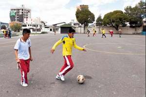 Los j&oacute;venes fan&aacute;ticos de la Selecci&oacute;n Ecuatoriana intentan emular las jugadas de los &lsquo;tricolores&rsquo; durante los recreos en sus respectivos planteles. Foto: John Guevara/ El Tel&eacute;grafo