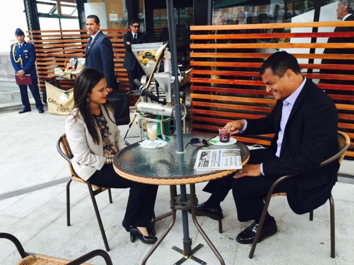 El presidente Rafael Correa visit&oacute; esta ma&ntilde;ana una cafeter&iacute;a del centro de Quito. Foto: Cortes&iacute;a