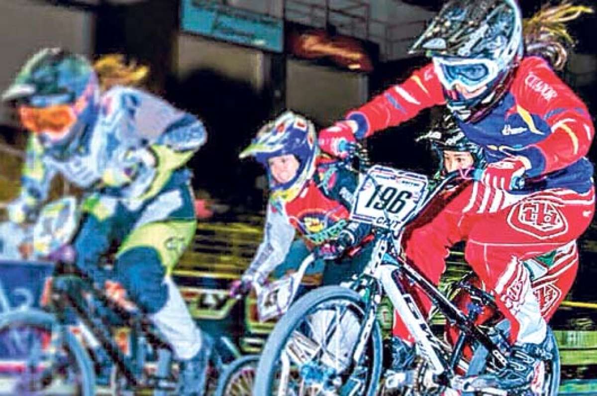 Dom&eacute;nica Azuero (der.) vuelve a competir en el Campeonato  Europeo de BMX. En Manchester (Inglaterra) debut&oacute; en senior; en Francia ser&aacute; su segunda prueba. Foto: Archivo / El Tel&eacute;grafo