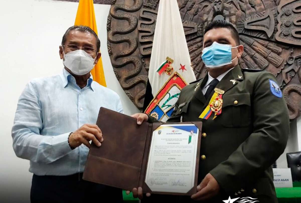 Policía fue condecorado y recibió un terreno por su acción contra antisociales