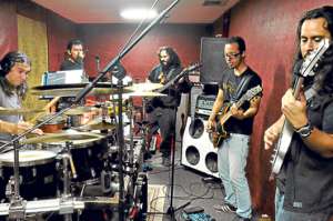 Leonardo Piedra (baterista), eje fundamental de la banda; junto a Jaime Riofr&iacute;o (voz), Luis Fabara, en el bajo; Ra&uacute;l Baja&ntilde;a y Renatto Zerega, en las guitarras. Foto: Bruno Carranza / El Tel&eacute;grafo.