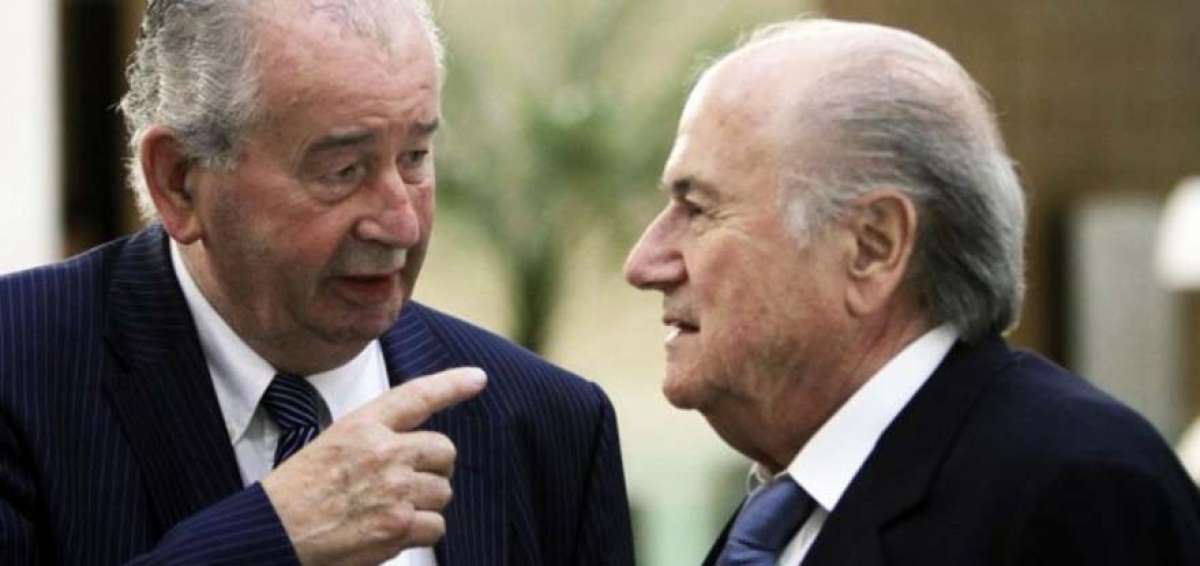 Julio Grondona (iz.), expresidente del f&uacute;tbol argentino (fallecido), conversa con Joseph Blatter, que fue m&aacute;ximo dirigente del f&uacute;tbol mundial, hoy sancionado. 