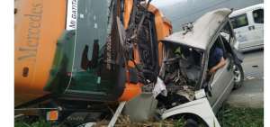 En el accidente, el veh&iacute;culo liviano qued&oacute; destrozado.