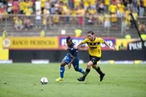 El argentino Alejandro Frezzotti (der.) recibi&oacute; la orden de marcar a Miller Bola&ntilde;os por todo el frente de ataque. Foto: Miguel Castro/El Tel&eacute;grafo