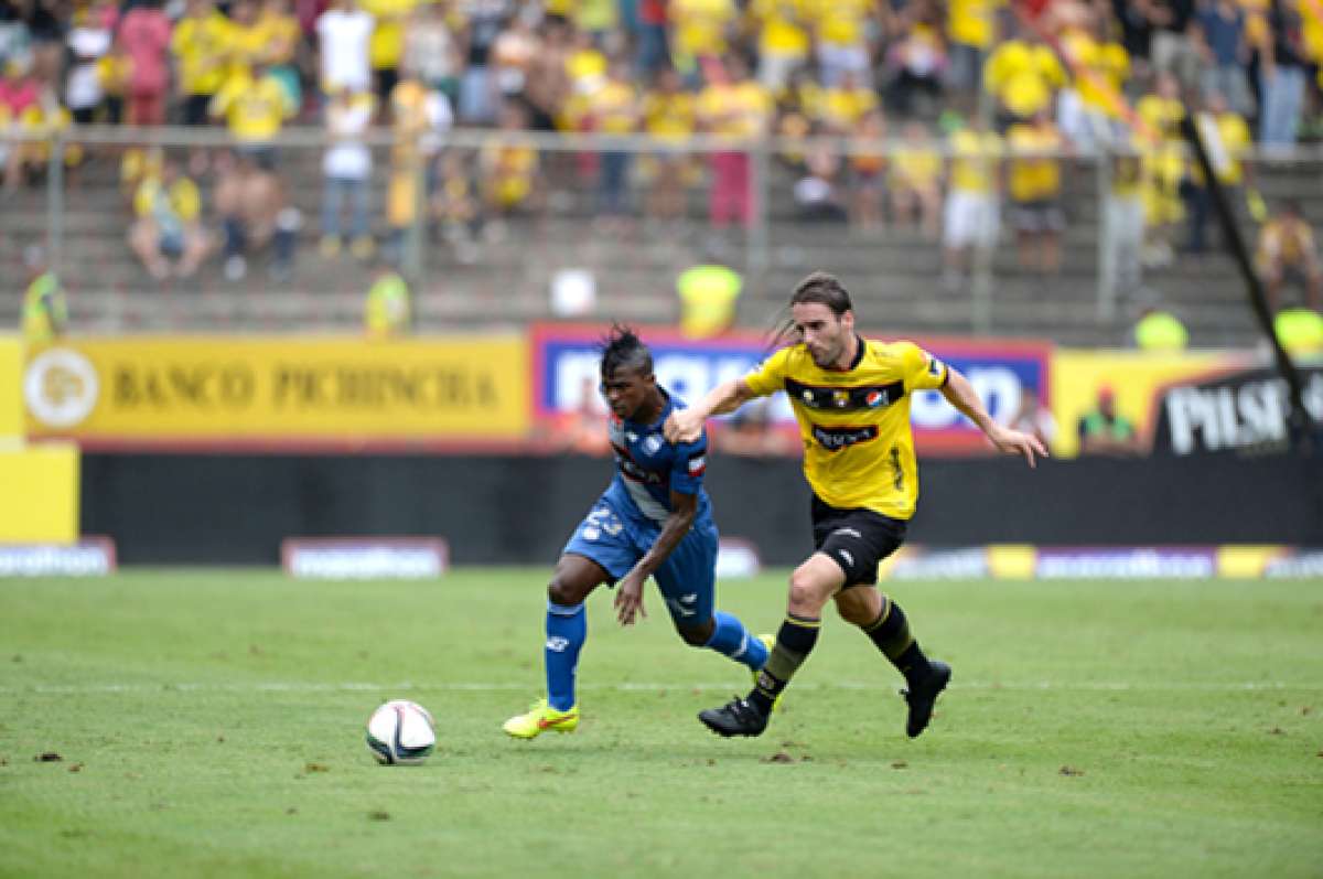 El argentino Alejandro Frezzotti (der.) recibi&oacute; la orden de marcar a Miller Bola&ntilde;os por todo el frente de ataque. Foto: Miguel Castro/El Tel&eacute;grafo
