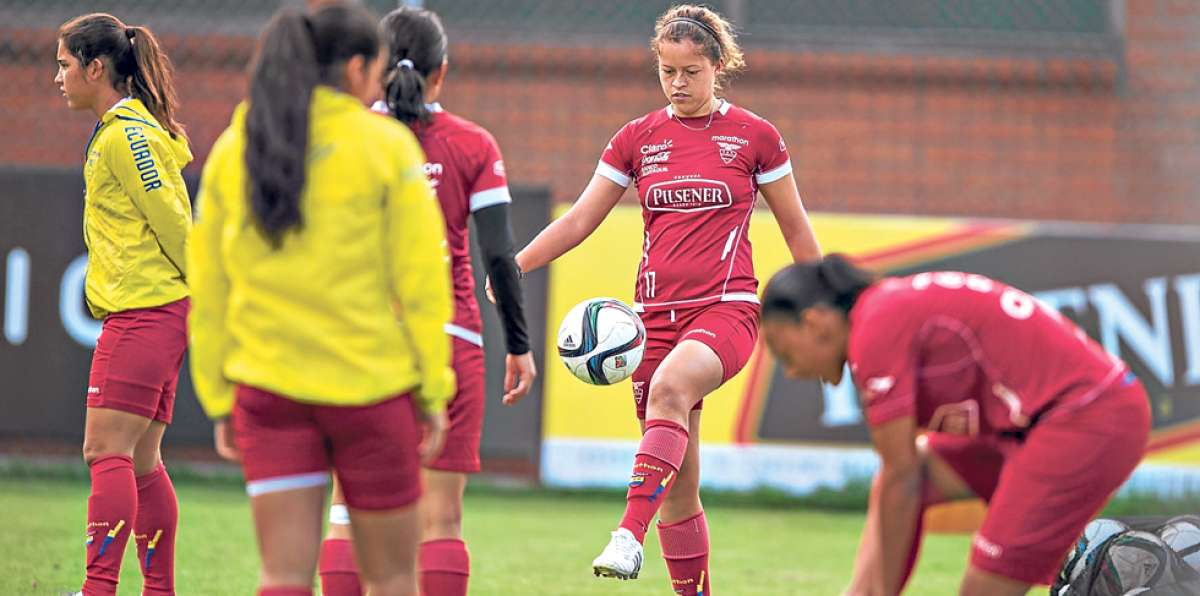 Mariela J&aacute;come (centro) anhela ser convocada a la selecci&oacute;n que participar&aacute; en el Mundial &lsquo;Canad&aacute; 2015&rsquo;. Foto: Marco Salgado / El Tel&eacute;grafo