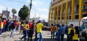 Ambiente festivo viven hinchas ecuatorianos en el Atahualpa