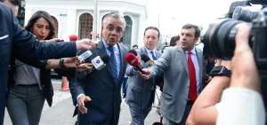 El ex secretario jur&iacute;dico de la presidencia Alexis Mera es el abogado del ex presidente Correa quien revis&oacute; la transcripci&oacute;n del interrogatorio en la Fiscal&iacute;a.