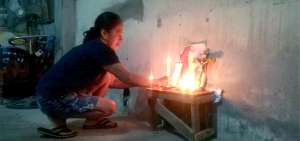 Los familiares de Nicole en su casa formaron una especie de altar, en un vetusto banco, con su foto y un crucifijo.