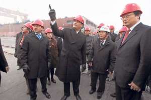 El presidente Rafael Correa recorri&oacute; la planta de astilleros de la empresa State Shipbuilding Corporation, en Shangh&aacute;i, en su &uacute;ltimo d&iacute;a en China. Foto: Cortes&iacute;a / Presidencia de la Rep&uacute;blica