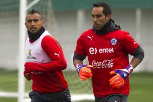 El arquero chileno Bravo, duda ante Atl&eacute;tico por lesi&oacute;n en el gemelo