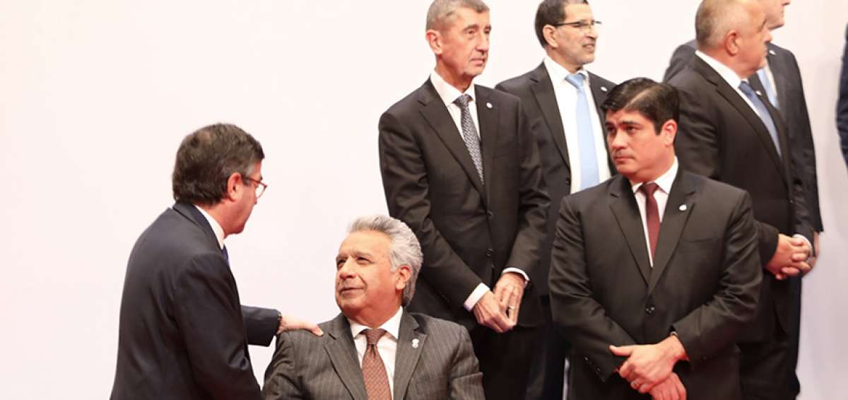 El presidente Len&iacute;n Moreno saluda con el presidente del Banco Interamericano de Desarrollo, Alberto Moreno, durante la foto oficial del evento.