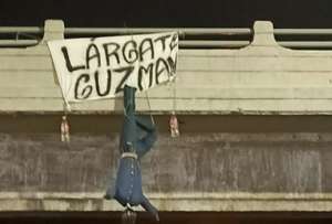 El monigote con una pancarta contra Jorge Guzm&aacute;n apareci&oacute; cerca del estadio George Capwell