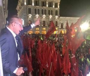Jorge Glas saluda a los ciudadanos en la Plaza Grande. Foto: Vicepresidencia