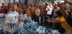 El Mandatario supervisa los env&iacute;os de botellas de agua que son distribuidas a los damnificados por el terremoto que azot&oacute; la provincia de Manab&iacute; el pasado s&aacute;bado.