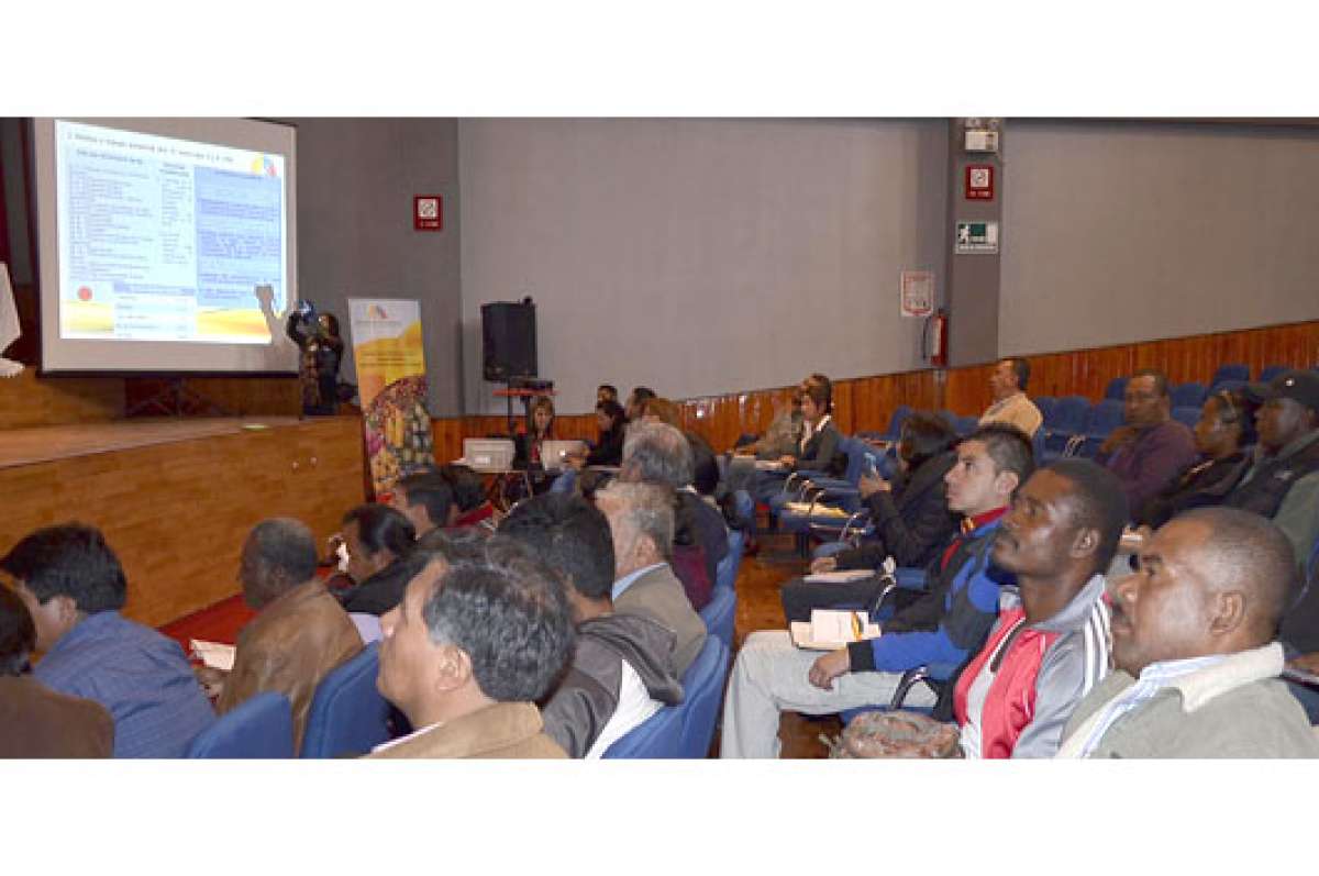 En el auditorio de la Delegaci&oacute;n Provincial Electoral de Cotopaxi se reunieron m&aacute;s de 200 dirigentes y comuneros para ofrecer sus aportes a la Ley de Recursos H&iacute;dricos. Foto: Cortes&iacute;a.