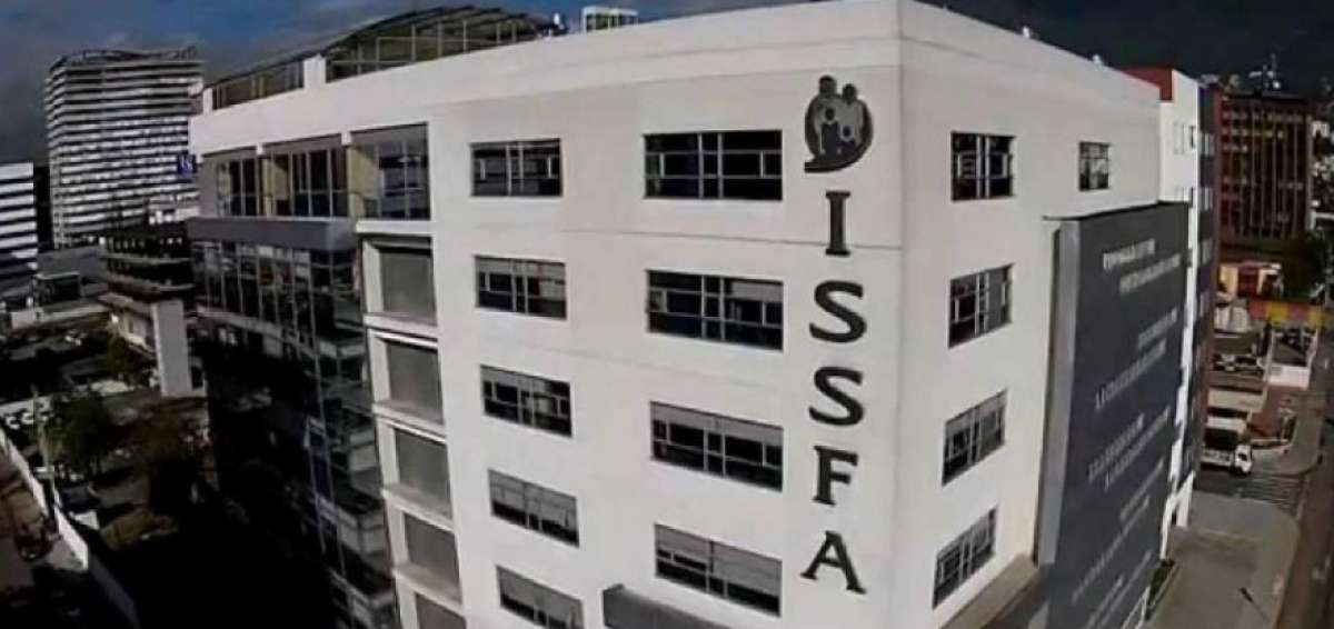 Roberto Jim&eacute;nez asume interinamente la direcci&oacute;n del ISSFA