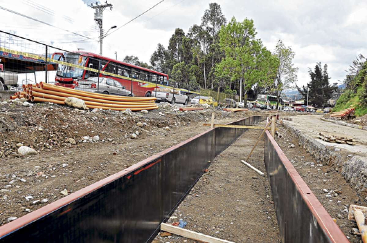 En varios sectores de la capital azuaya se construye la infraestructura para las rieles del tranv&iacute;a. Foto: Jos&eacute; Luis Llivisaca / El Tel&eacute;grafo