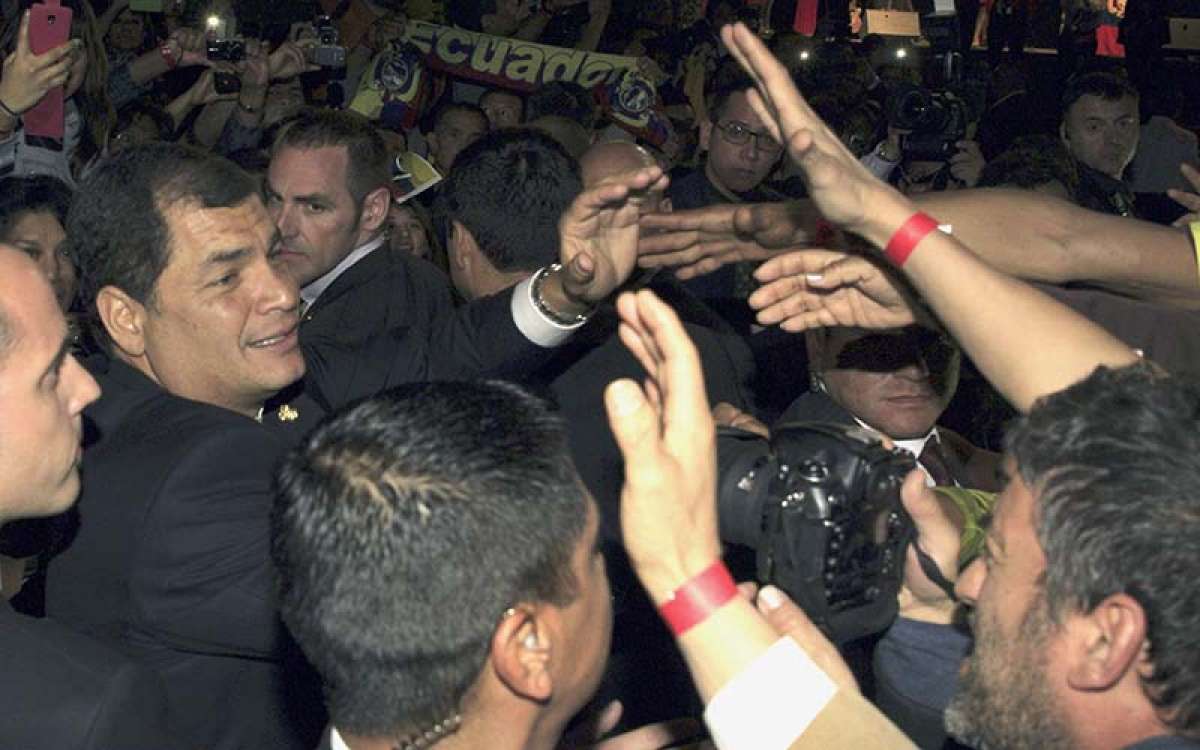 El presidente Rafael Correa mantuvo un encuentro con migrantes ecuatorianos en Madrid. Foto: EFE