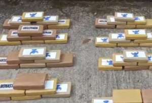 La Policía Nacional detuvo a una persona por transportar 199 paquetes de droga en una camioneta. 