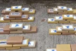 La Policía Nacional detuvo a una persona por transportar 199 paquetes de droga en una camioneta. 