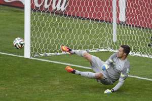 El arquero brasile&ntilde;o Julio C&eacute;sar detiene el penal de Mauricio Pinilla. Tambi&eacute;n ataj&oacute; el de Alexis S&aacute;nchez. Foto: AFP
