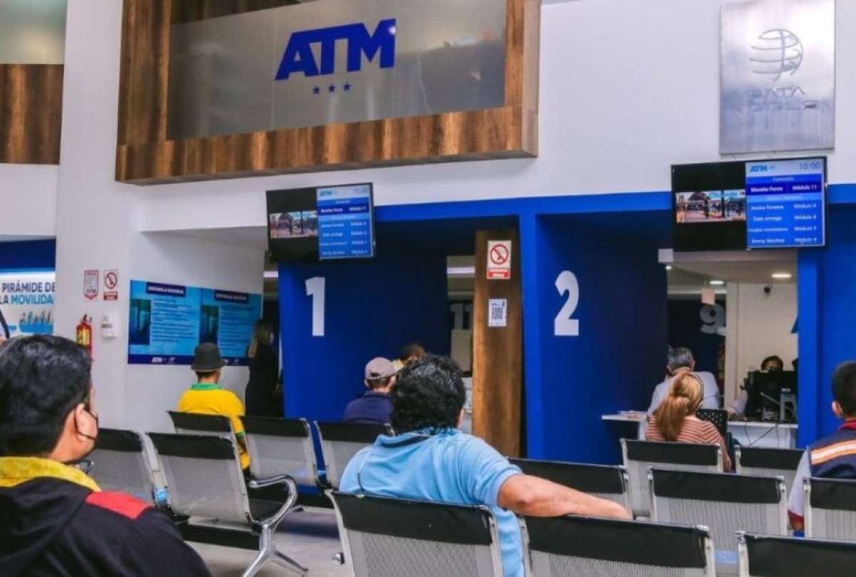 Gabriela S&aacute;enz, gerente de la ATM de Daule, explica el funcionamiento de la entidad durante la suspensi&oacute;n del sistema nacional de tr&aacute;nsito.