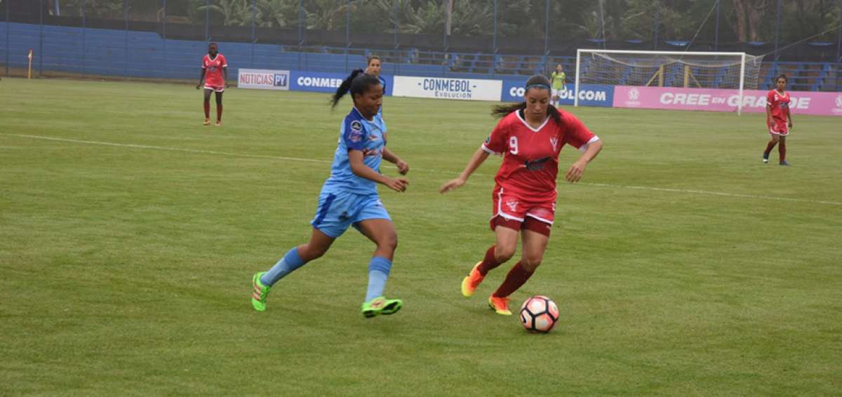 La delantera Giannina Lattanzio (d), de Uni&oacute;n Espa&ntilde;ola, domina el bal&oacute;n ante la marca de una rival de Estudiantes de Guaric&oacute;, ayer en Asunci&oacute;n.