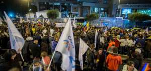 Manifestantes se concentraron en los exteriores del CNE.