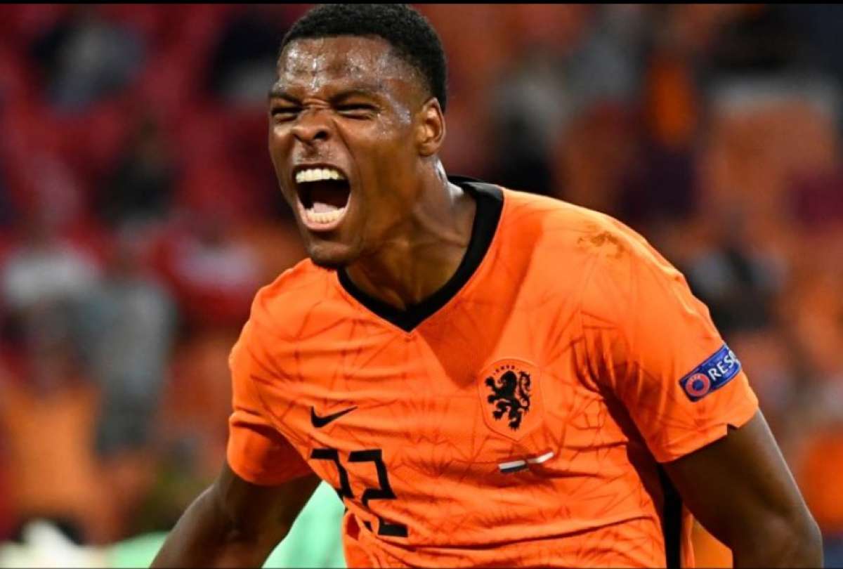 Denzel Dumfries viajó a Qatar, a pesar de su lesión