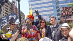 En Washington, el 21 de abril hubo un foro sobre los perjuicios de Chevron, en el que particip&oacute; Rigoberta Mench&uacute; (centro). Foto: Archivo