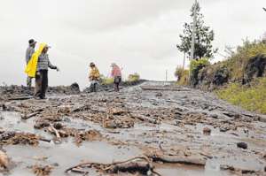 Lodo, piedras y ramas de &aacute;rboles arrastra la crecida que se produce en Calhua Grande, a consecuencia del mal tiempo en la regi&oacute;n. FOTO: ROBERTO CHAVEZ 